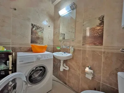 Тоалет; плочице, потребна реновација