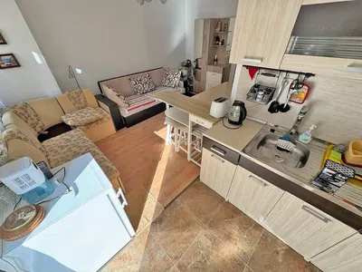 Кухиња; кухињски апарати, плочице, природно светло, модерни стил