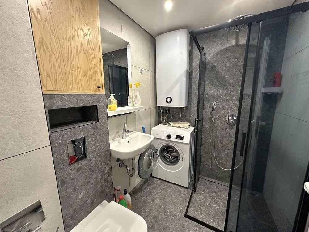 Banyo; su ısıtıcısı, fayans zemin, tadilatlı, doğal ışık, modern stil