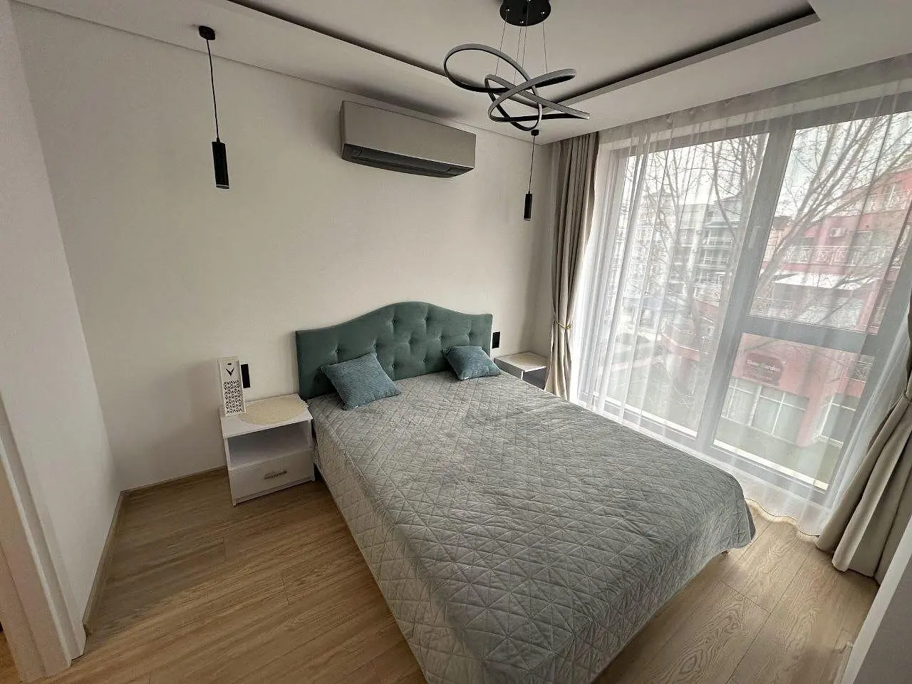 Yatak odası; doğal ışık, modern stil