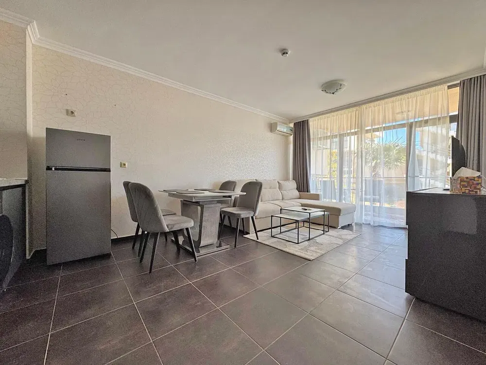 Σαλόνι; πλακάκια, θέα, συσκευές κουζίνας