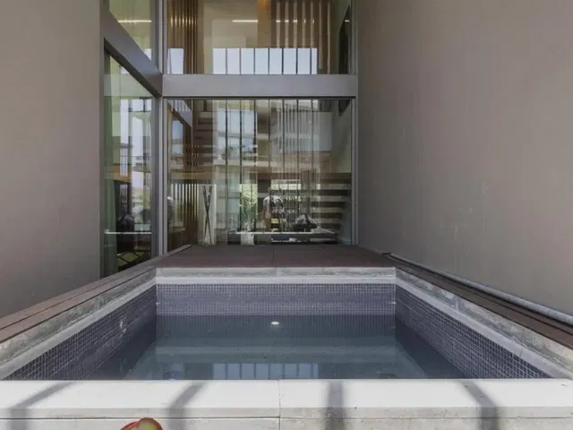 Badezimmer; fliesenboden, tageslicht