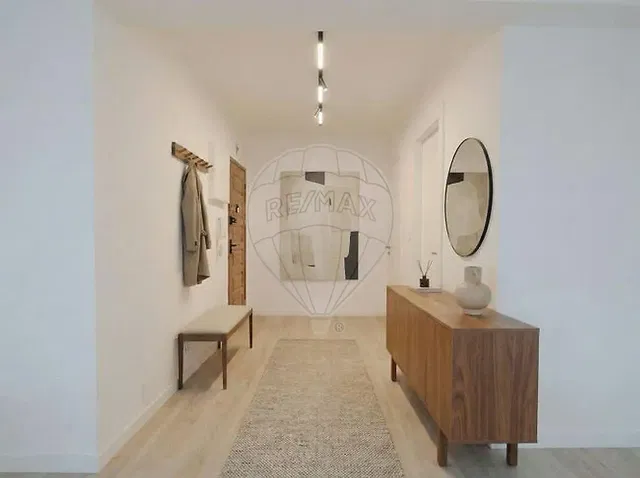 Vestuario; suelo de madera, luz natural, estilo moderno