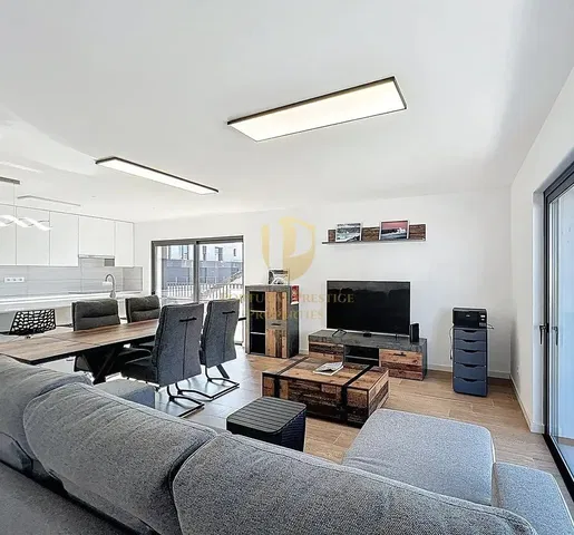 Wohnzimmer; tageslicht, moderner stil, fliesenboden