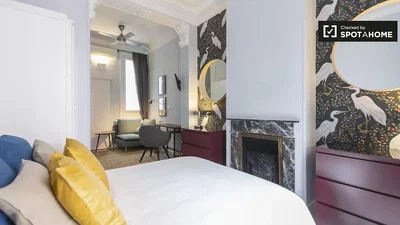 Spavaća soba; kamin, moderni stil, prirodno svjetlo, renoviran