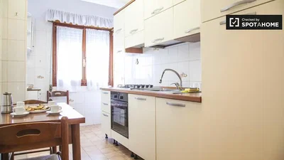 Cuisine; électroménager, carrelage, lumière naturelle