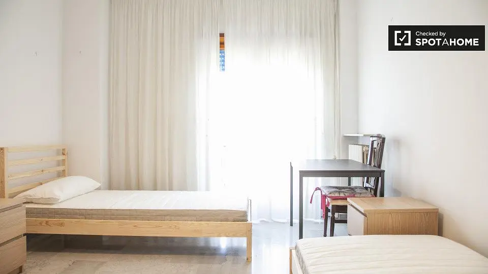 Chambre; lumière naturelle, parquet