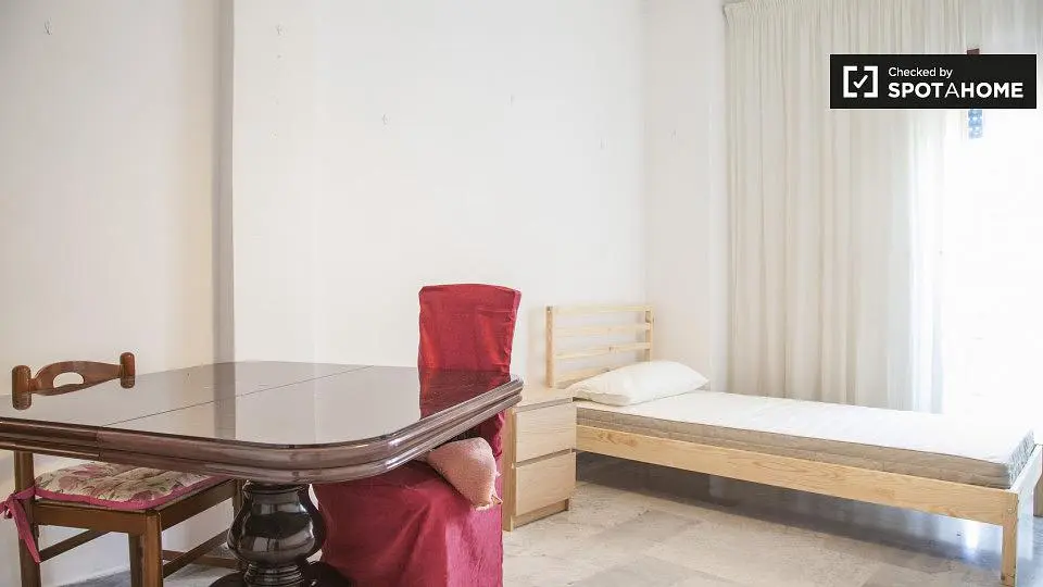 Chambre; lumière naturelle, parquet