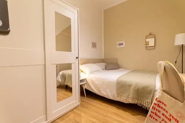 Slaapkamer; houten vloer, natuurlijk licht, moderne stijl