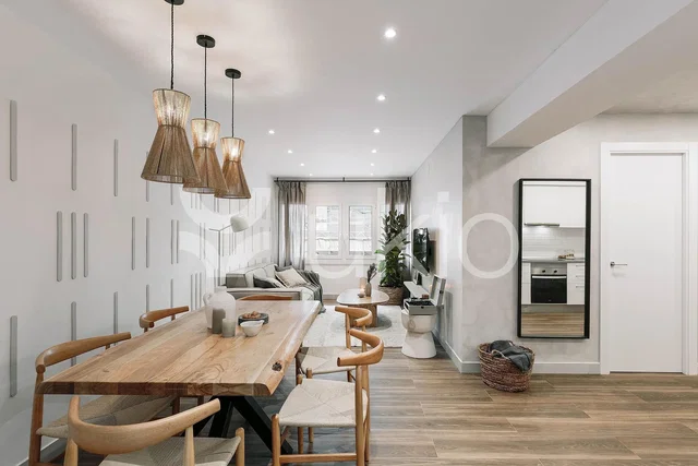 Salón; luz natural, estilo moderno, suelo de madera
