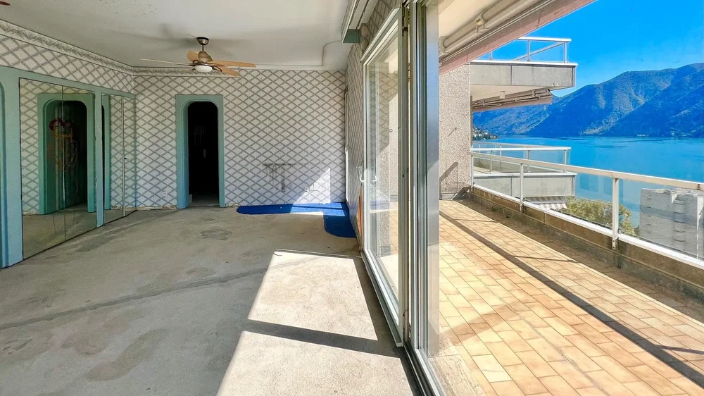 Balcon; vue, carrelage, lumière naturelle