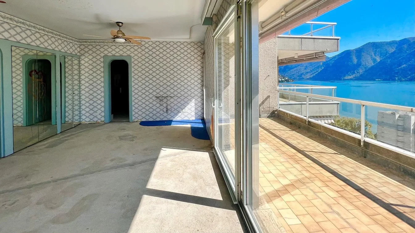 Balcon; vue, carrelage, lumière naturelle