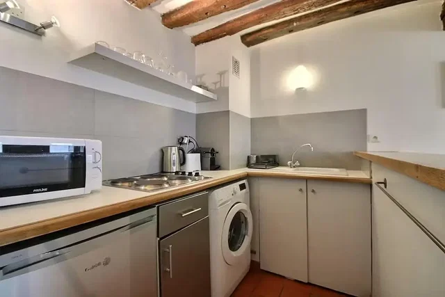 Kuchyně; kuchyňské spotřebiče, dřevěné trámy