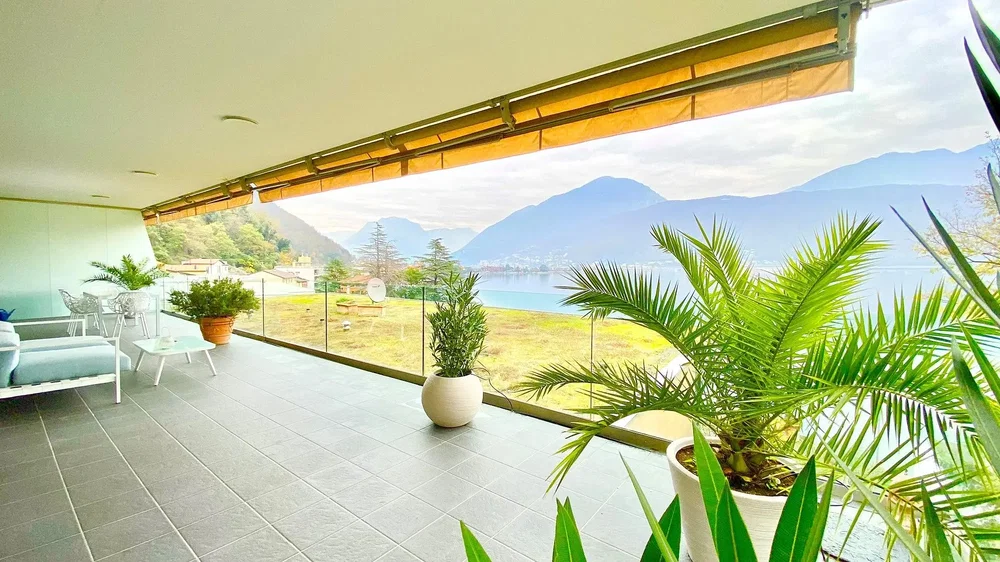 Terrasse; vue, carrelage, lumière naturelle