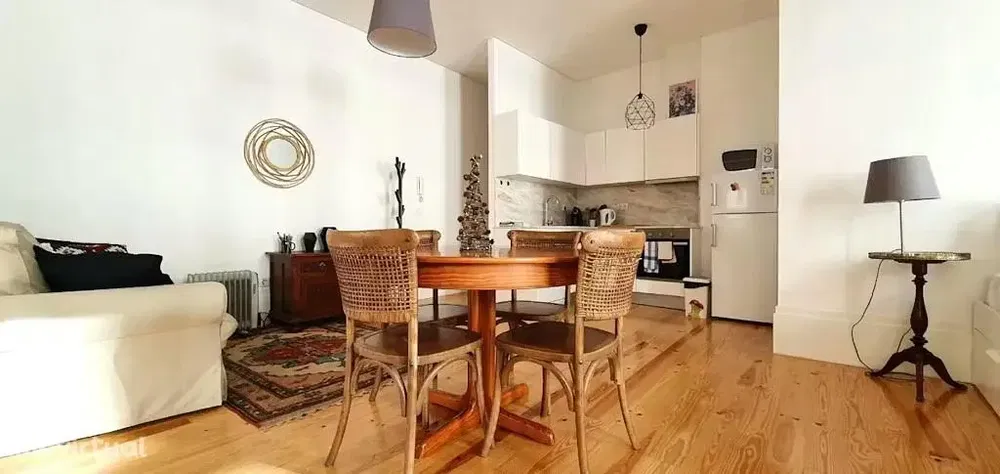 Sala de estar; chão de madeira, luz natural, estilo moderno