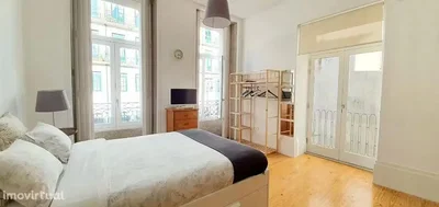 Quarto; luz natural, chão de madeira