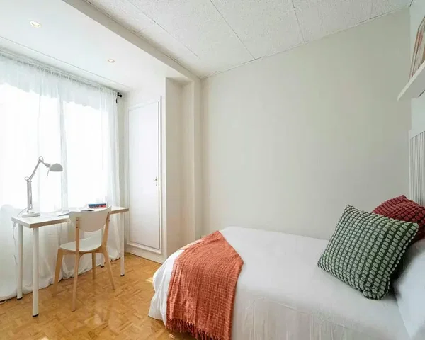 Slaapkamer; natuurlijk licht, houten vloer