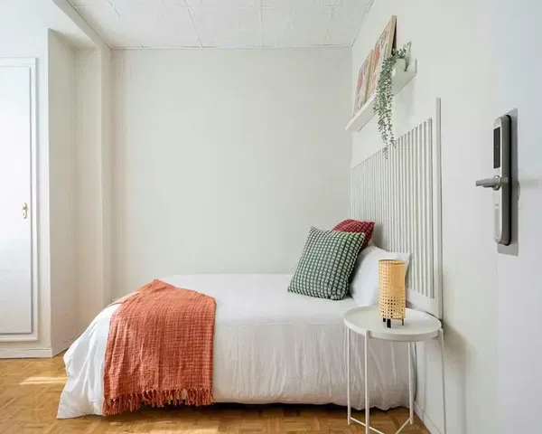 Slaapkamer; houten vloer, natuurlijk licht, moderne stijl