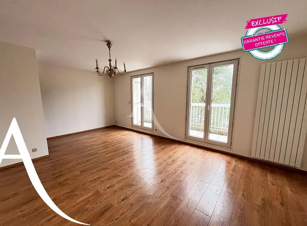 غرفة معيشة; أرضية خشبية, ضوء طبيعي, إطلالة