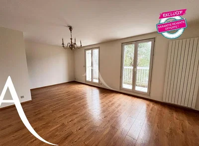 غرفة معيشة; أرضية خشبية, ضوء طبيعي, إطلالة