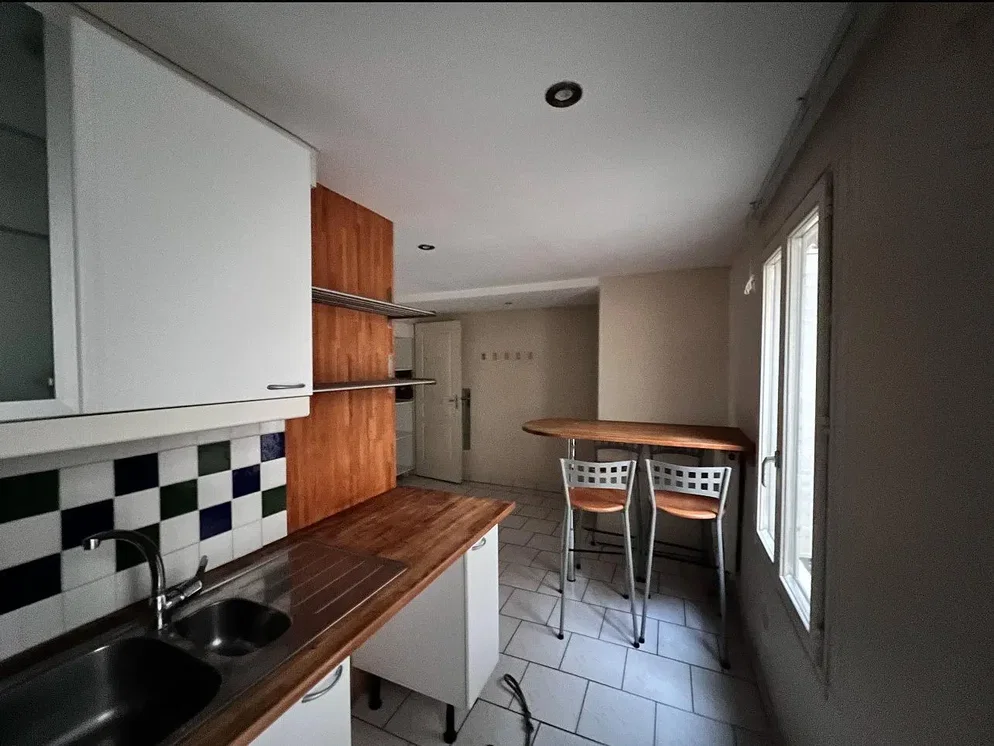 Cucina; pavimento in piastrelle, luce naturale