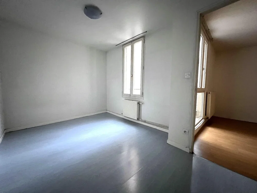 Camera da letto; luce naturale, pavimento in piastrelle