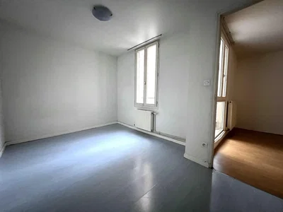 Camera da letto; luce naturale, pavimento in piastrelle