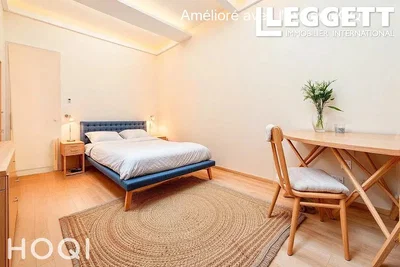 Спаваћа соба; дрвени под, природно светло, модерни стил