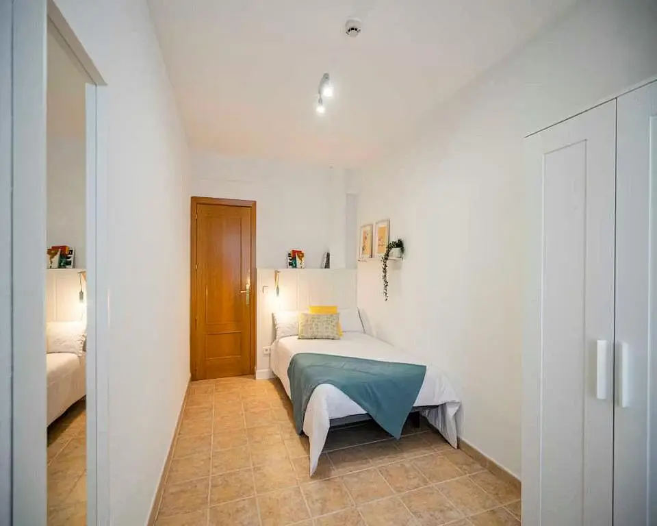 Schlafzimmer; fliesenboden, tageslicht