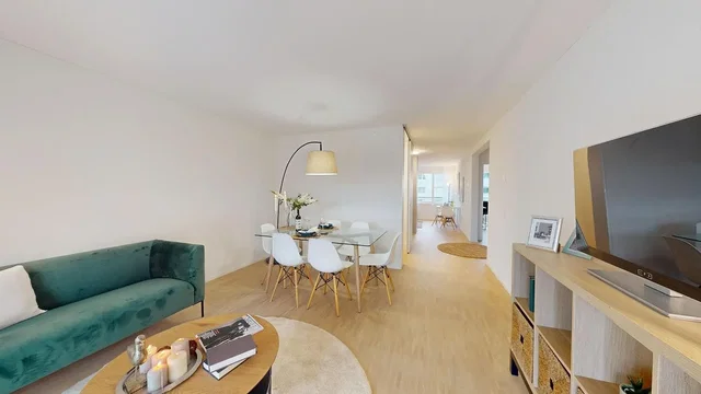 Wohnzimmer; tageslicht, moderner stil, holzboden