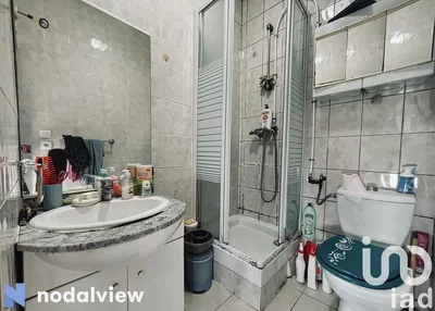 Badezimmer; fliesenboden, renovierungsbedürftig, tageslicht, moderner stil