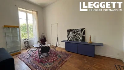 Oturma odası; ahşap zemin, doğal ışık, rustik stil