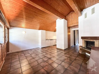 Salon; carrelage, cheminée, poutres en bois