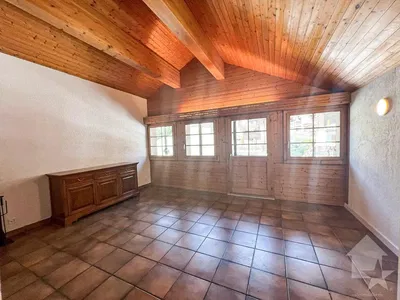 Salon; poutres en bois, parquet, carrelage, lumière naturelle, style rustique