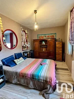 Dormitorio; suelo de madera, estilo rústico, luz natural