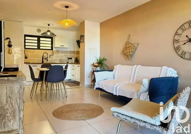 Sala de estar; chão de azulejo, luz natural, estilo moderno