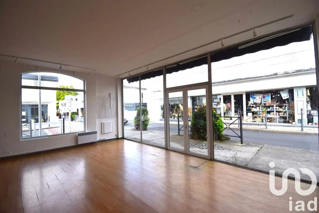 Outro; vista, chão de madeira, luz natural