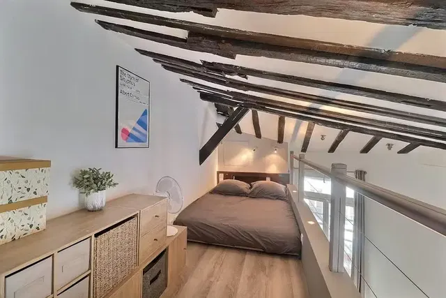 Quarto; vigas de madeira, luz natural, estilo moderno