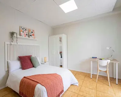 Schlafzimmer; tageslicht, holzboden, moderner stil