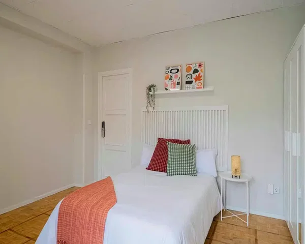 Schlafzimmer; holzboden, tageslicht, moderner stil