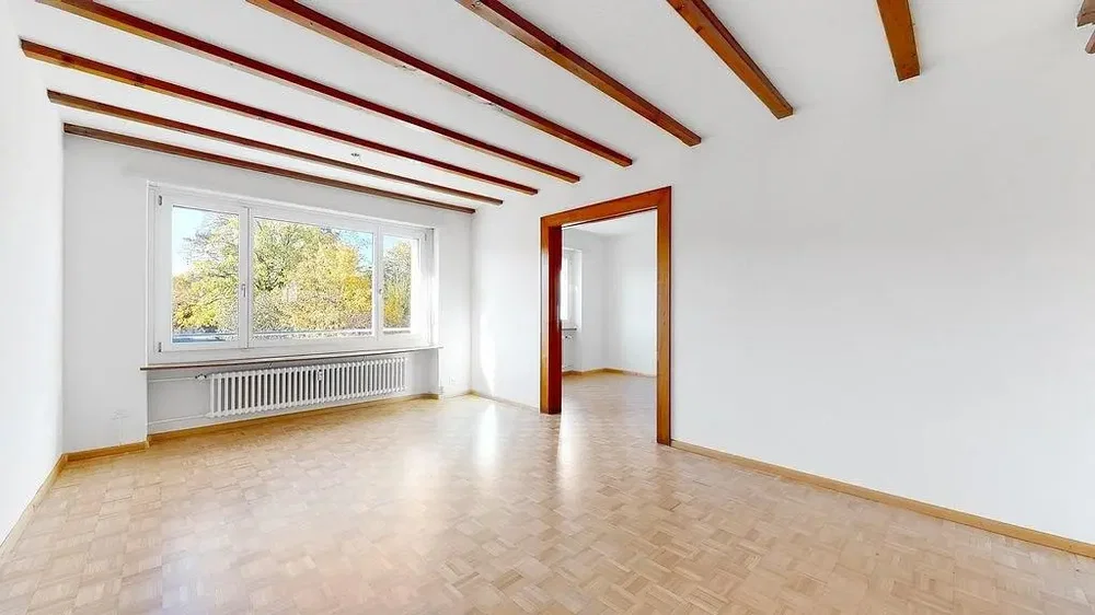 Soggiorno; vista, travi in legno, pavimento in legno, luce naturale