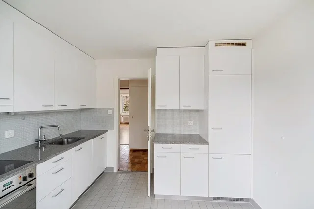 Cucina; elettrodomestici, pavimento in piastrelle, luce naturale, ristrutturato