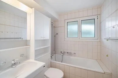 Bagno; pavimento in piastrelle, luce naturale, ristrutturato