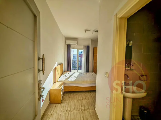 Ložnice; dlažba, přirozené světlo, výhled