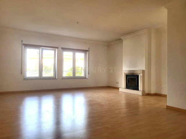 Wohnzimmer; kamin, holzboden, tageslicht, blick