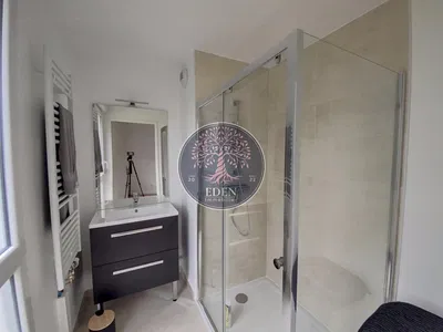 Купатило; плочице, реновиран, природно светло, модерни стил