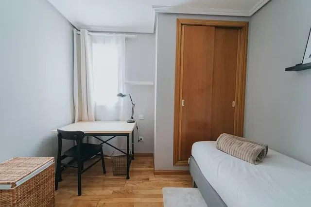 Schlafzimmer; tageslicht, holzboden
