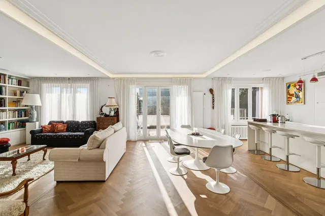 Wohnzimmer; tageslicht, holzboden, moderner stil