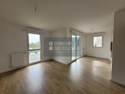 Дневна соба; поглед, дрвени под, природно светло