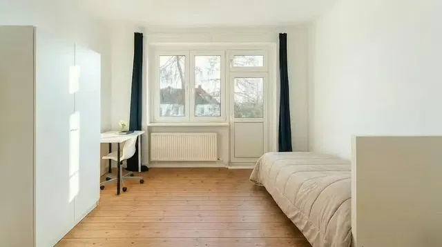 Schlafzimmer; tageslicht, holzboden